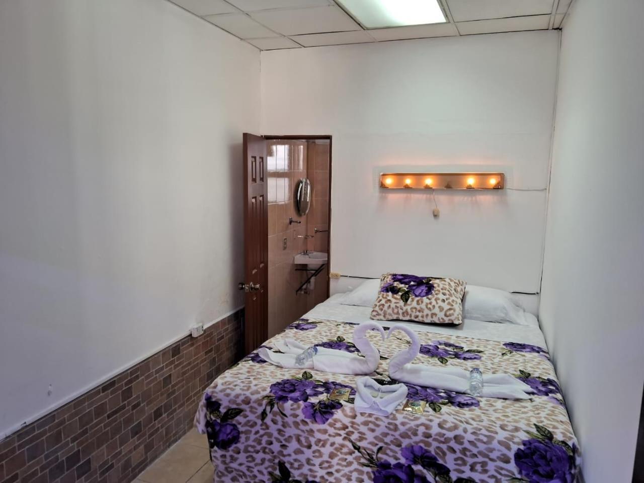 Hotel Kamelot Parque Central Κετσαλτενάνγκο Εξωτερικό φωτογραφία